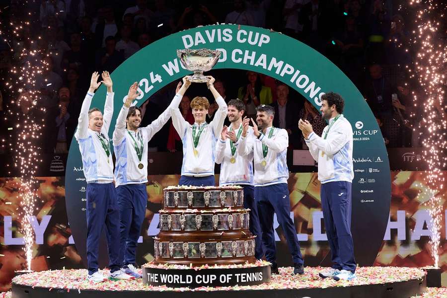 Radosť talianskych tenistov zo zisku prestížneho Davisovho pohára. Radosť talianskych tenistov zo zisku prestížneho Davisovho pohára.