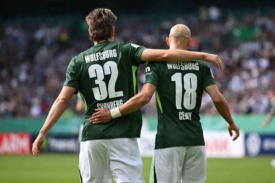 Černý (vpravo) gólem přispěl k drtivé výhře 9:0.
