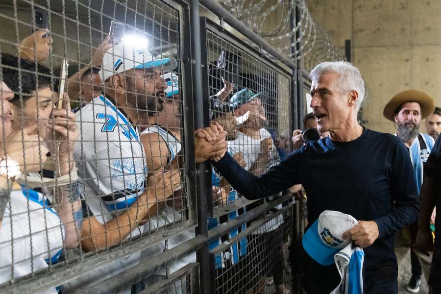 Luís Castro cumprimenta torcedores do Grêmio no Aeroporto Salgado Filho