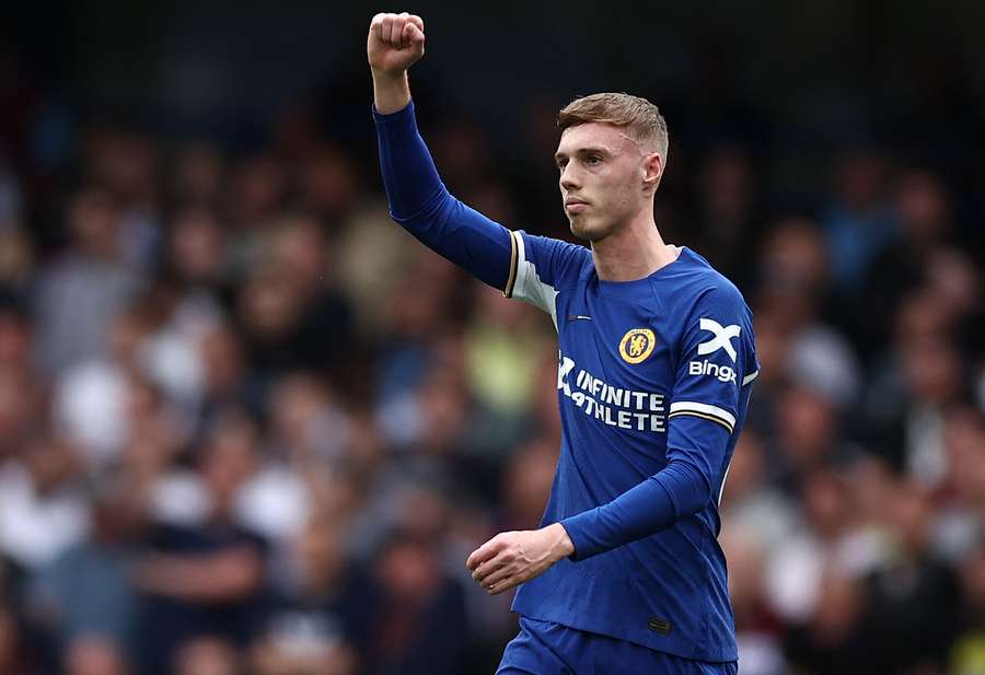 Chelsea's English midfielder #20 Cole Palmer celebrates scoring the opening goal