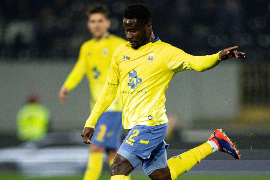 Morlaye Sylla no duelo com o vitória SC