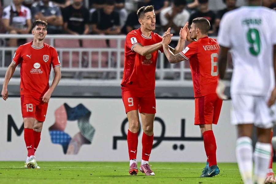 Krzysztof Piątek z Al Duhail SC świętuje po strzeleniu gola podczas meczu ligi AFC Champions League pomiędzy z saudyjskim Al Ahli Saudi FC. Krzysztof Piątek z Al Duhail SC świętuje po strzeleniu gola podczas meczu ligi AFC Champions League pomiędzy z saudyjskim Al Ahli Saudi FC.