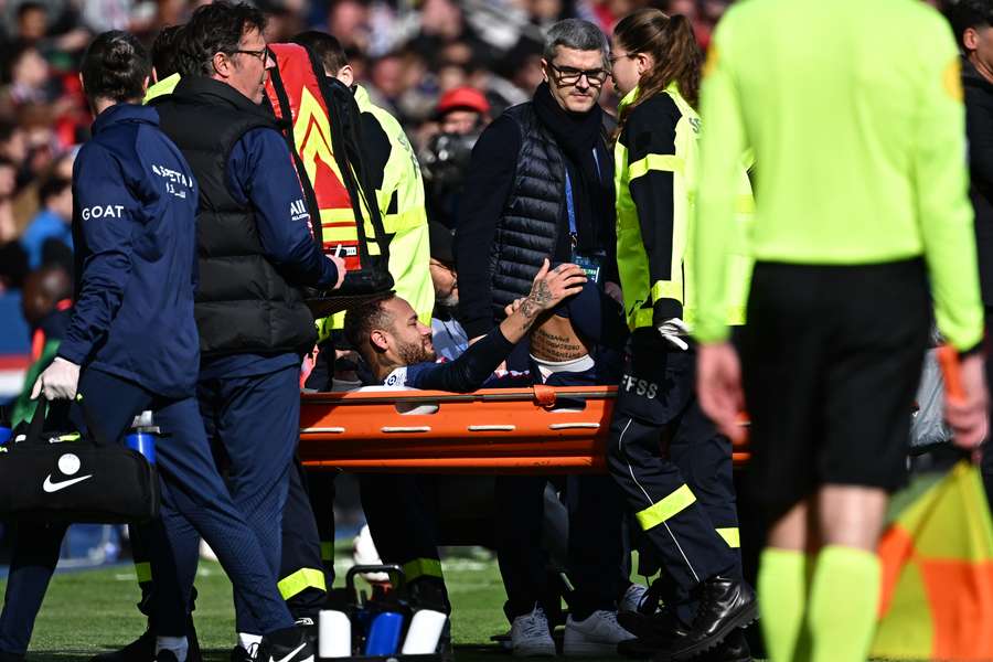 Neymar è stato costretto a lasciare il campo in barella dopo l'infortunio