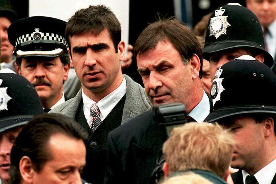 Eric Cantona avait lancé un coup de pied à un supporter dans les tribunes, ce qui lui avait valu une longue suspension.