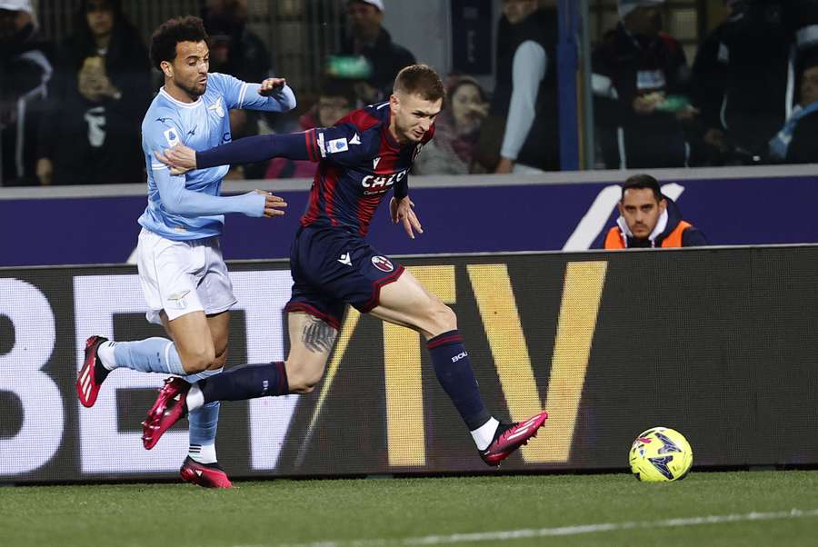 Stefan Posch van Bologna en Felipe Anderson van Lazio in duel