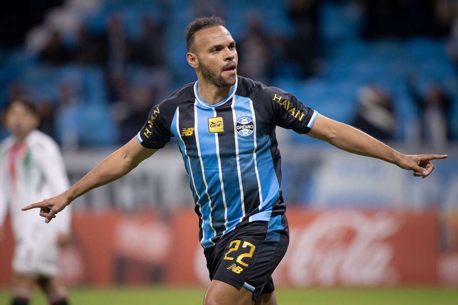 Braithwaite celebra golo no Grémio