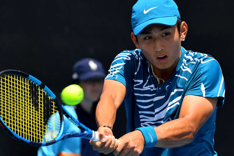 Juncheng returns the ball during a grueling three hour match against Otte 