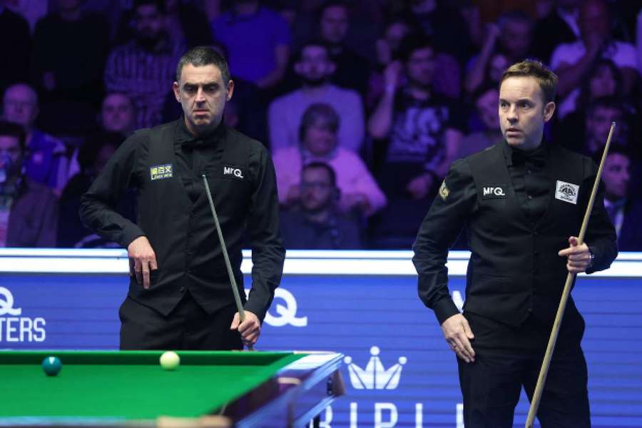 Ronnie O'Sullivan and Ali Carter during the final