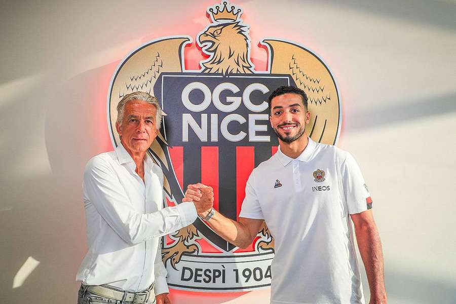 Mohamed Abdelmonem com o presidente do Nice, Jean-Pierre Rivère.