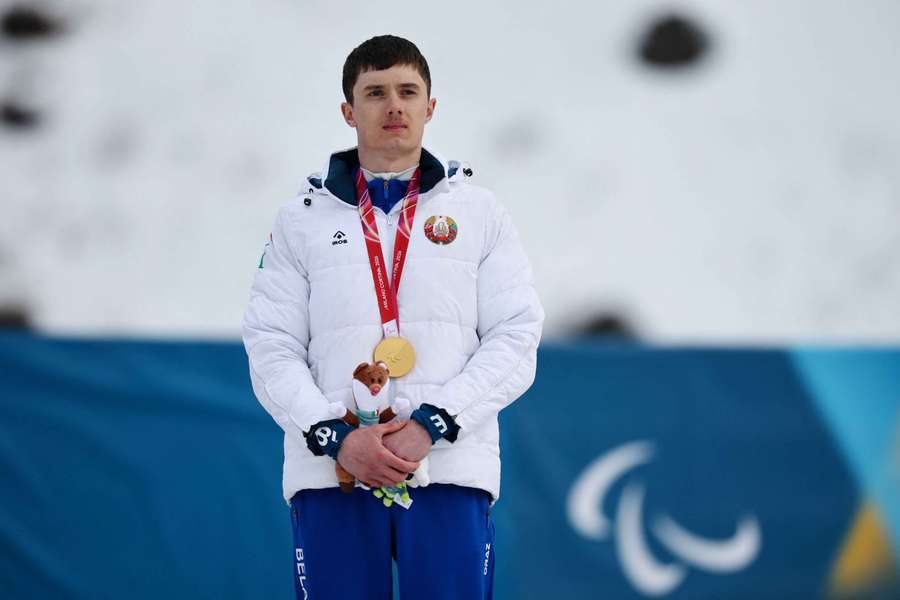 Raman Svirydzenka com a medalha em Milão-Cortina-2026