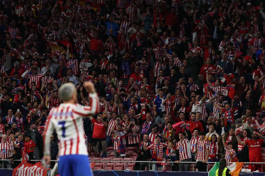Griezmann celebra con aficionados rojiblancos