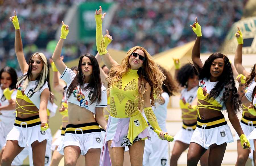 Shakira canta nello spettacolo iniziale Shakira canta nello spettacolo iniziale