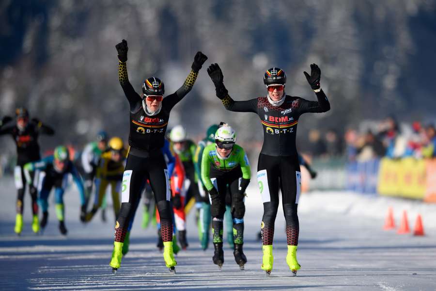 Ineke Dedden (rechts) blijft Merel Bosma (links) voor en komt als winnares over de streep