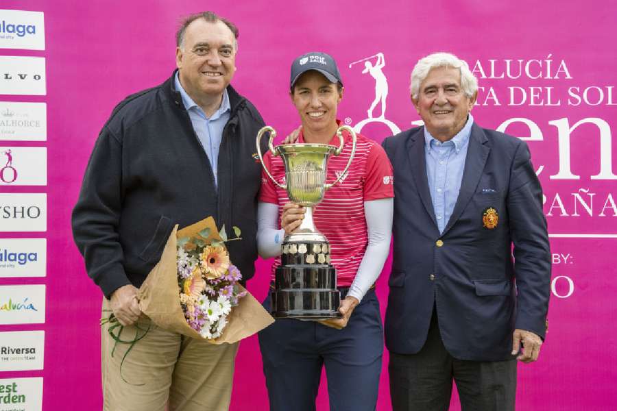 Carlota Ciganda, entre Arturo Bernal (consejero de Turismo de la Junta de Andalucía) y Gonzaga Escauriaza (presidente de la Federación Española