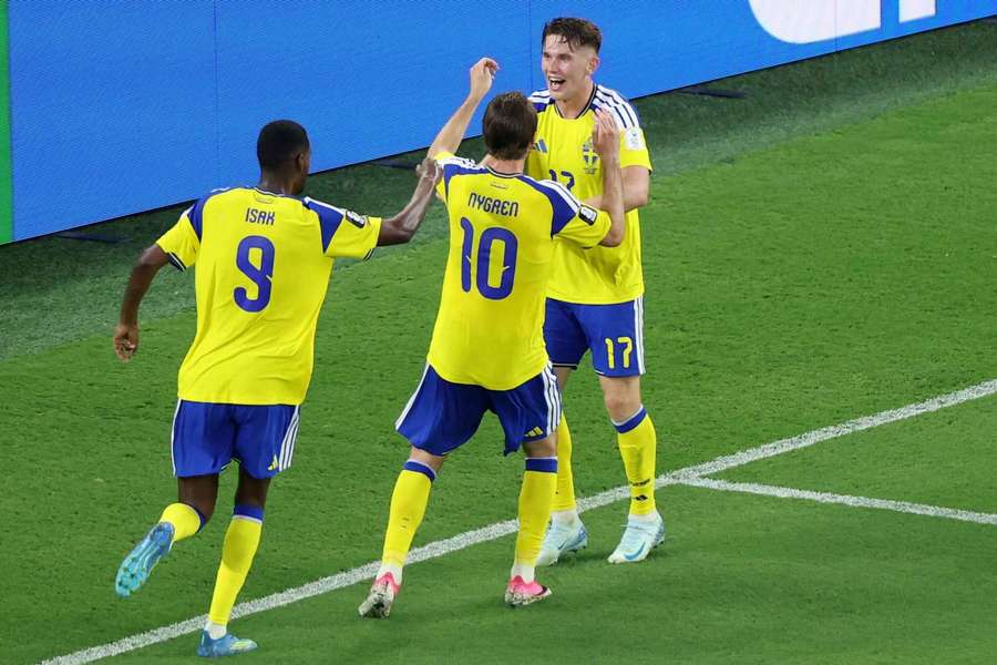 Szwedzi hucznie otworzyli mundial. Tunezyjczycy cztery razy wyciągali piłkę z siatki