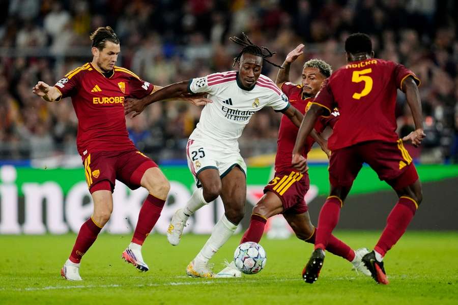Diomandé , ante De Roon, Wesley y Ndicka en el Roma-Real Madrid Diomandé , ante De Roon, Wesley y Ndicka en el Roma-Real Madrid