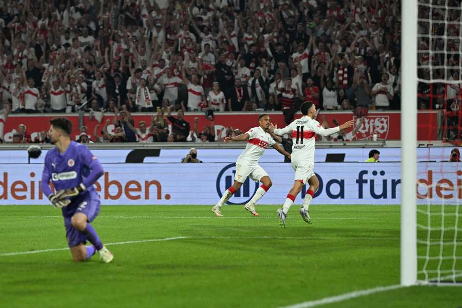 Stuttgart  porazil St. Pauli 2:0.
