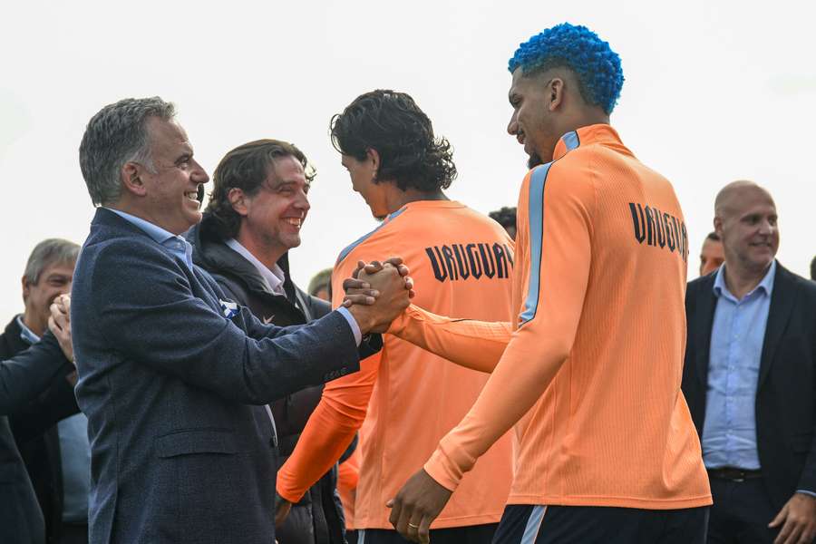 Araújo podría perderse el debut en el Mundial por una lesión muscular