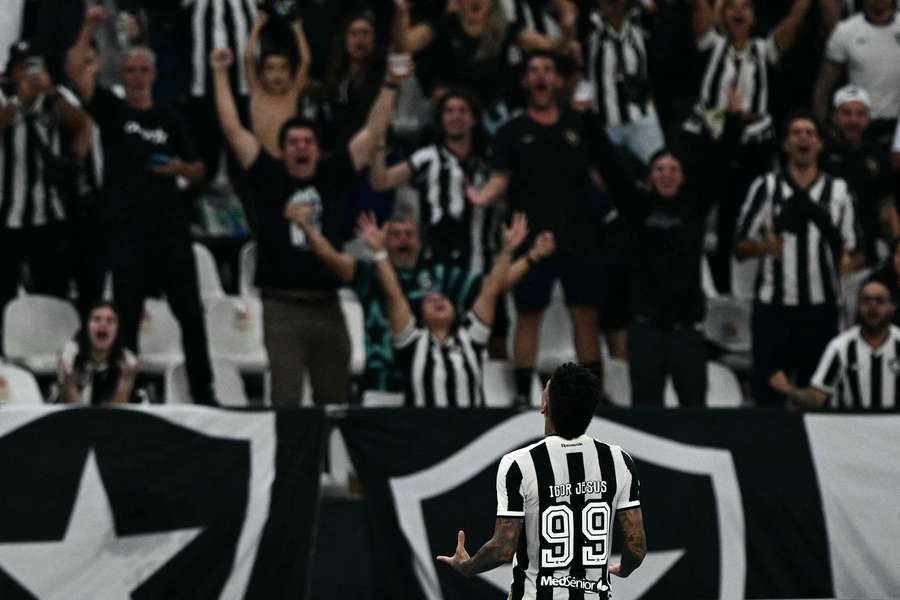 Igor Jesús celebra con la afición.