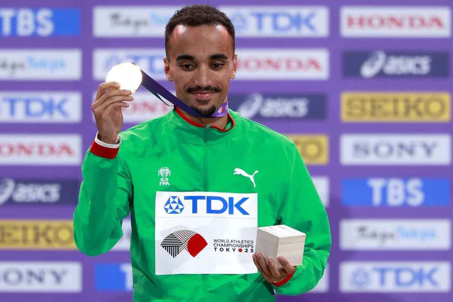 Isaac Nader recebeu esta quinta-feira a medalha de campeão do mundo