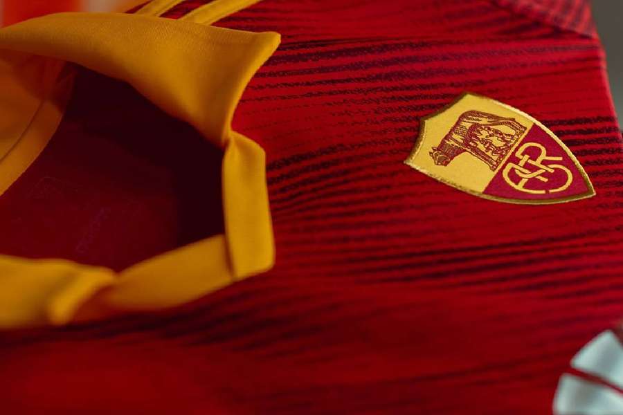 AS Roma a prezentat tricoul special în care va evolua în ”Derby della Capitale”