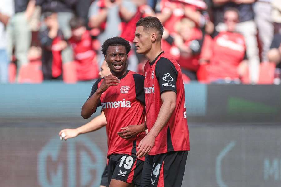 Patrik Schick célébrant son but avec Nathan Tella.