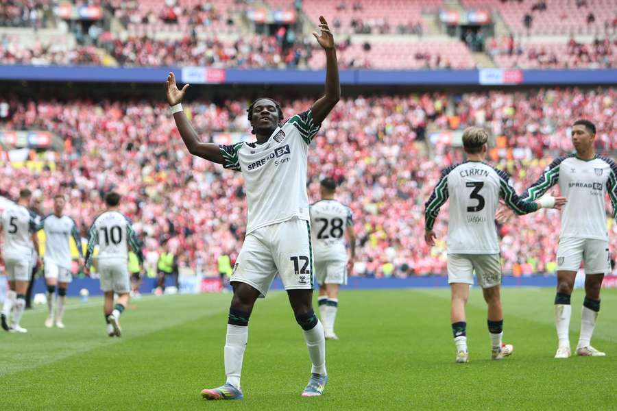 Útočník Sunderlandu Eliezer Mayenda slaví na stadionu Wembley.