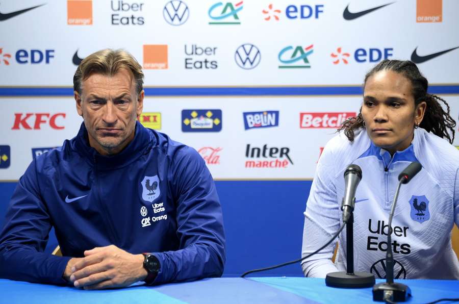 Hervé Renard et Wendie Renard en conférence de presse avant France-Colombie