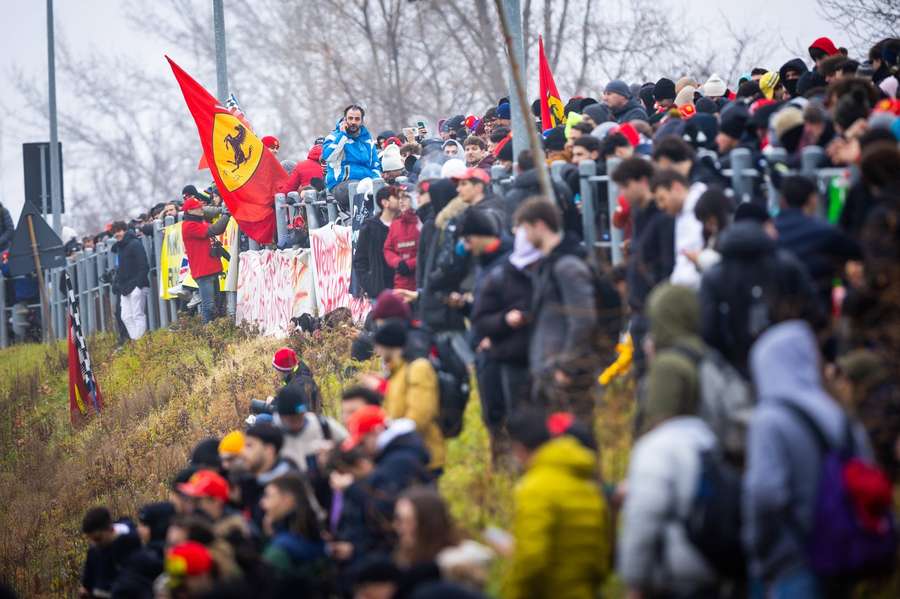Dutzende Fans pilgerten an die Rennstrecke.