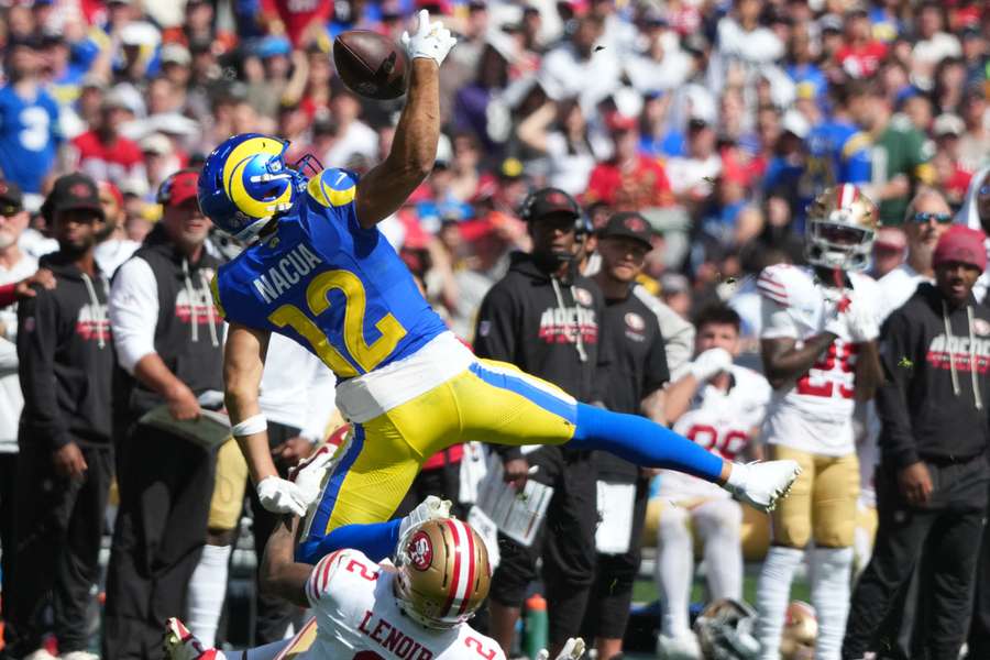 Puka Nacua faz uma receção frente aos San Francisco 49ers na Austrália 