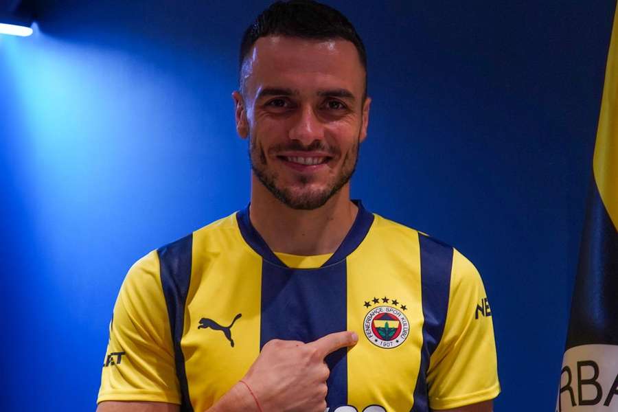 Filip Kostic apresentado pelo Fenerbahçe