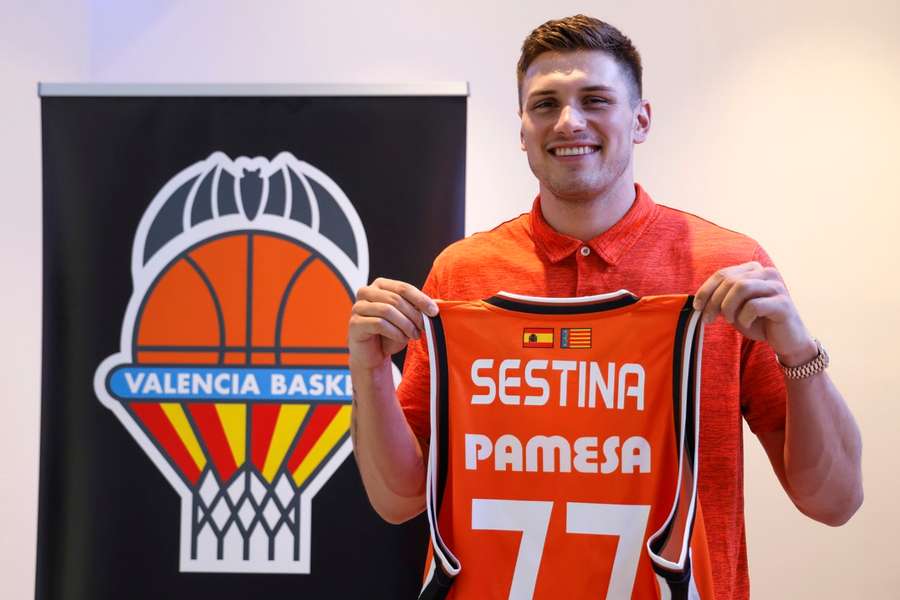 Nate Sestina, presentado con el Valencia Basket