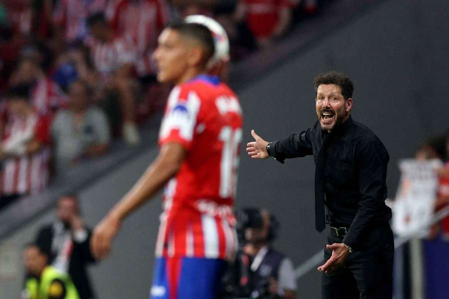 Simeone da órdenes durante el partido.