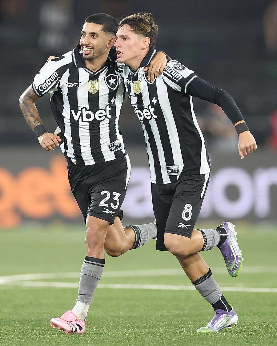 Santi Rodríguez (esq.) garantiu a vitória do Botafogo sobre o Atlético-MG