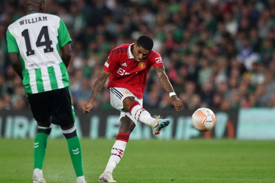 Marcus Rashford z Manchesteru United střílí jediný gól duelu na hřišti Betisu Sevilla.