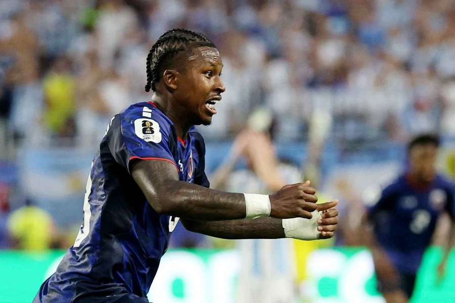 Cabral slaví gól proti Argentině.