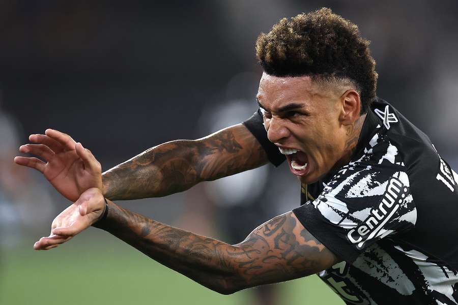 Igor Jesus comemora golo marcado diante do Juventude