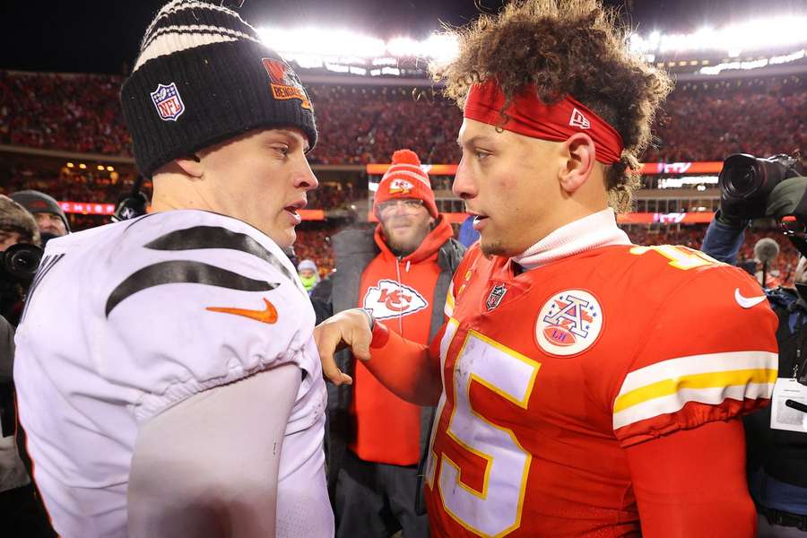 Joe Burrow e Patrick Mahomes se cumprimentam a final da AFC