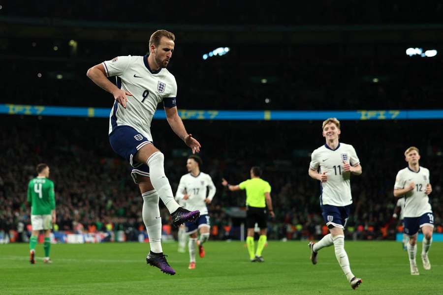 Harry Kane festeggia il suo gol su rigore contro l'Irlanda