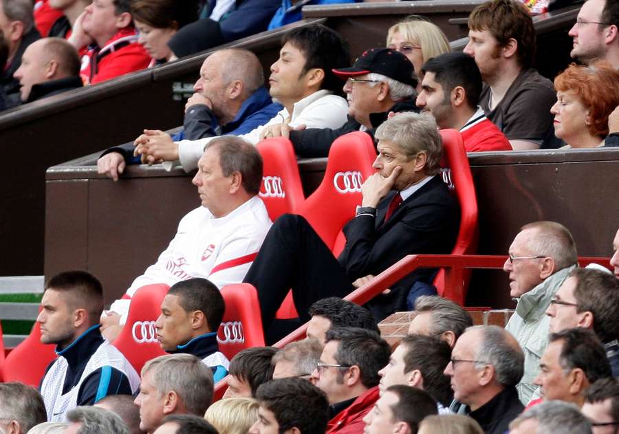 Arsene Wenger observa la derrota de su equipo en Old Trafford.