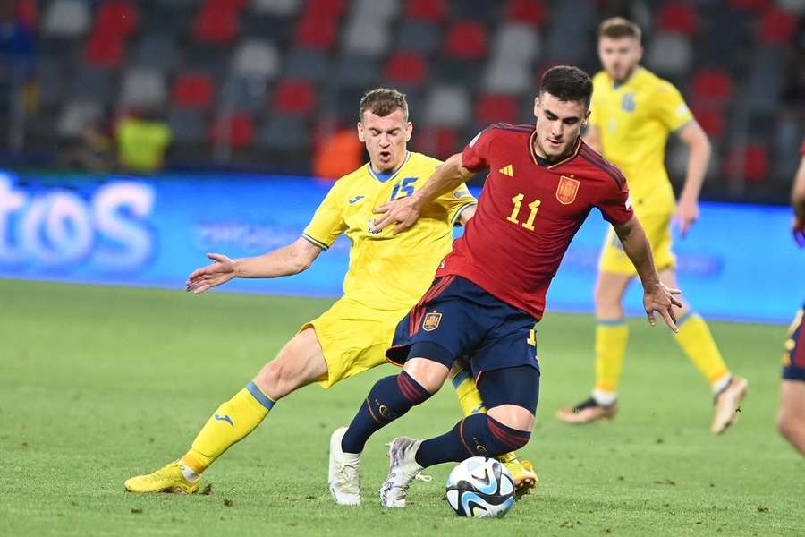 Maksym Braharu en Ander Barrenetxea in duel tijdens de halve finale op het EK