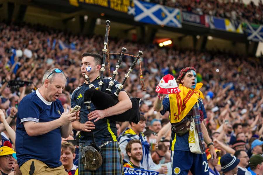 Aficionados escoceses animan a los suyos Aficionados escoceses animan a los suyos