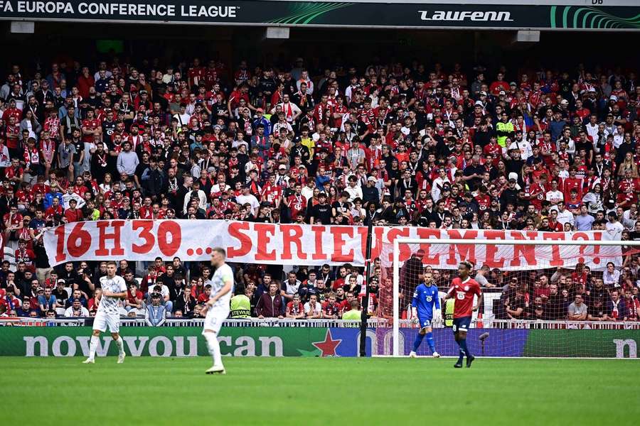 De supporters van Lille zijn niet blij met het aftraptijdstip van 16.30 uur