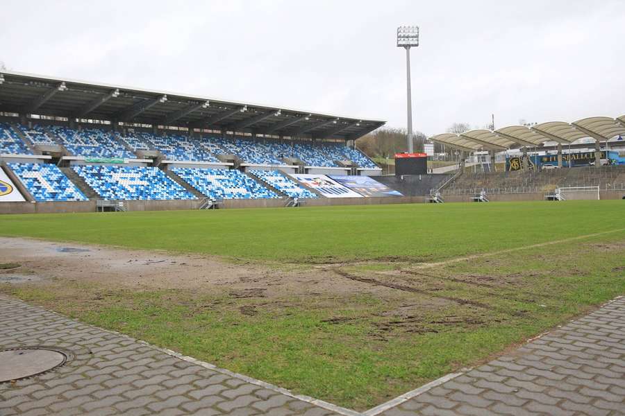 O relvado do Ludwigsparkstadion encontra-se num estado lastimável