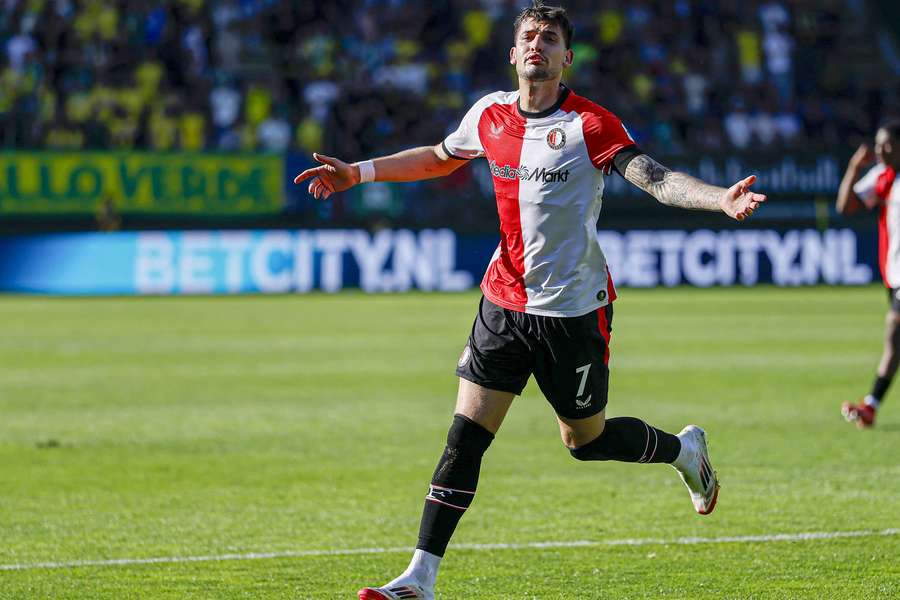 Pomocnik Feyenoordu, Jakub Moder, świętuje zdobycie gola w meczu Eredivisie pomiędzy Fortuną Sittard i Feyenoordem.