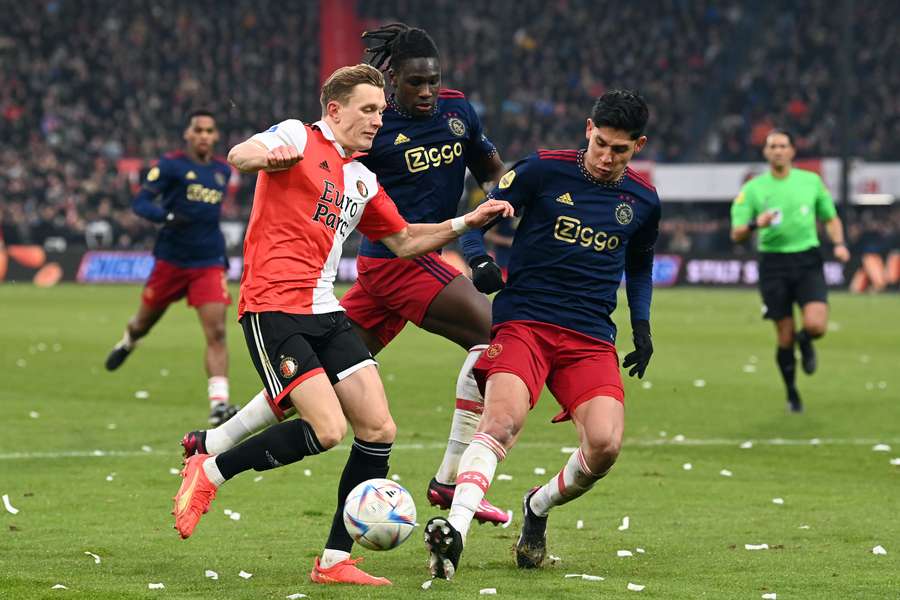 Ajax en Feyenoord boeien en vechten, maar schieten weinig op met allebei een punt