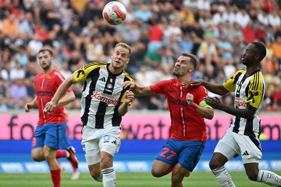 Hrvoje Smolcic (stânga), în duel cu Darius Olaru, în timpul partidei LASK Linz - FCSB din play-off-ul Europa League, sezonul 2024/2025