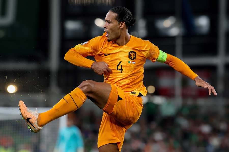 Virgil van Dijk in actie tegen Ierland