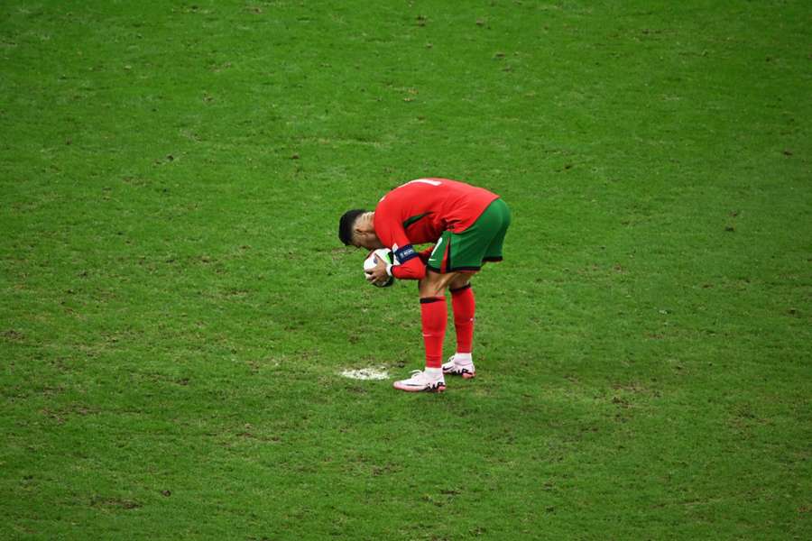 Cristiano Ronaldo, antes de lanzar el penalti en la tanda ante Eslovenia