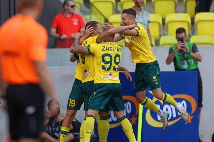 Zreľák v gólovej radosti so spoluhráčmi. Zreľák v gólovej radosti so spoluhráčmi.